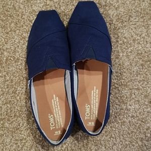Flats navy blue size 6. Never worn.